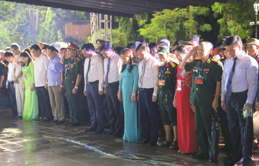 Lãnh đạo tỉnh Quảng Trị, các lực lượng vũ trang dành phút mặc niệm tri ân liệt sĩ.