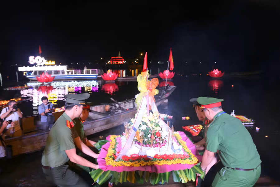 Những vòng hoa thả xuống dòng sông như lời tri ân sâu sắc với thế hệ trước.