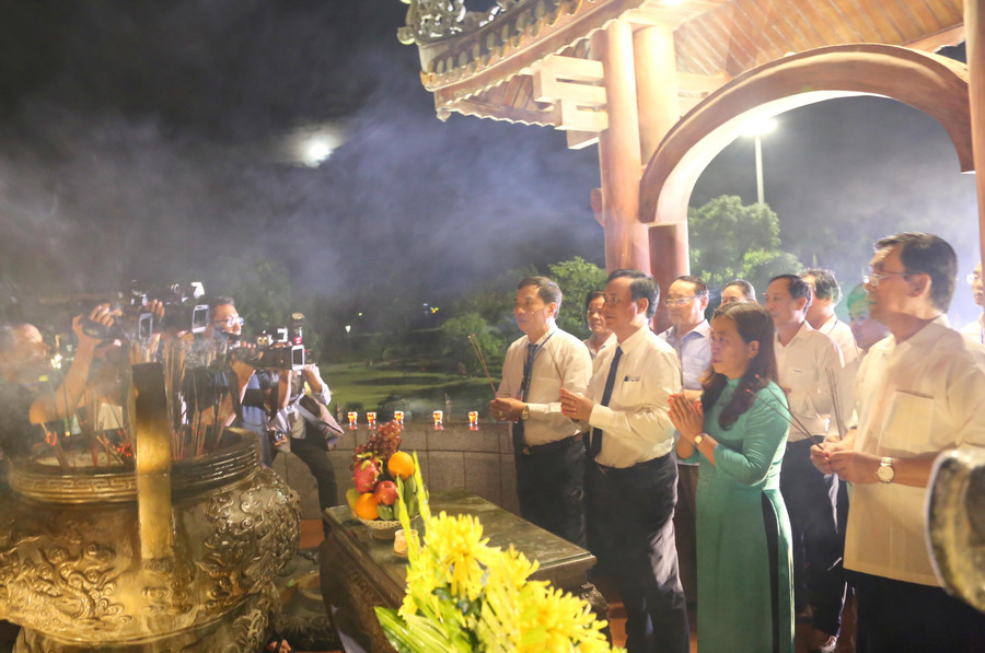 Tại Đài tưởng niệm Thành cổ, các cán bộ, nhân dân, lực lượng vũ trang đã thành kính dâng hương tưởng nhớ các liệt sĩ.