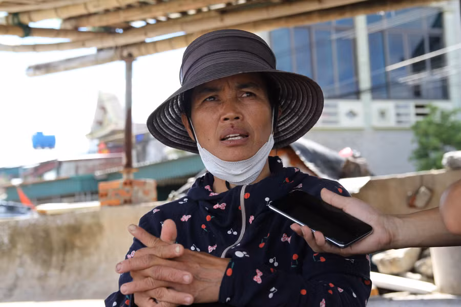 Tàu không vươn khơi khiến cuộc sống của những người dân ở xã Ngư Lộc như bà Nguyễn Thị Thanh càng thêm vất vả.