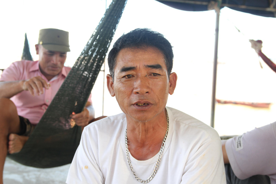 Con tàu lớn của gia đình ông Triệu Văn Dân đã dừng hoạt động nhiều tháng nay do giá xăng dầu tăng cao. Con tàu lớn của gia đình ông Triệu Văn Dân đã dừng hoạt động nhiều tháng nay do giá xăng dầu tăng cao.