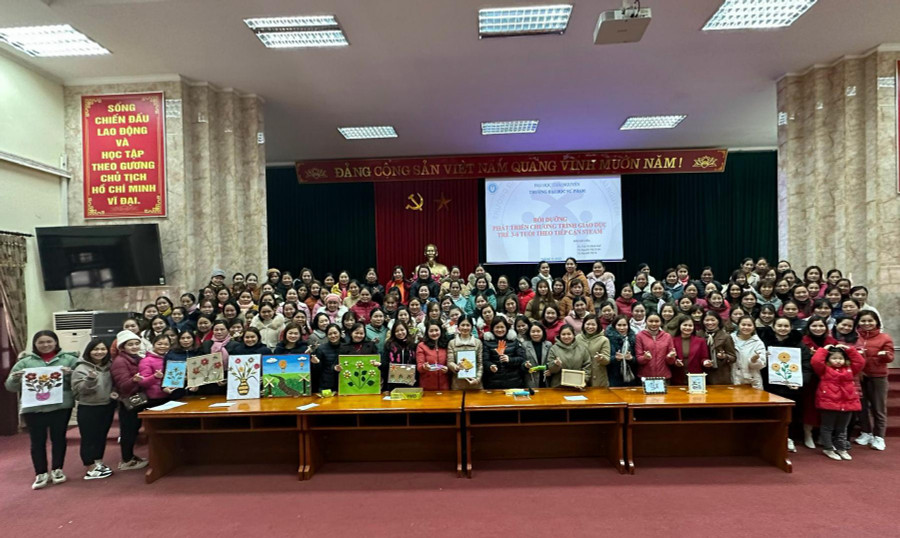 TS Trần Thị Minh Huế và các học viên chụp ảnh lưu niệm. TS Trần Thị Minh Huế và các học viên chụp ảnh lưu niệm.