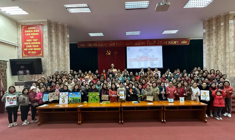 TS Trần Thị Minh Huế và các học viên chụp ảnh lưu niệm.