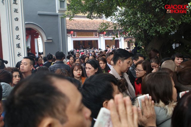 Cả ngày Phủ Tây Hồ đông nghẹt người