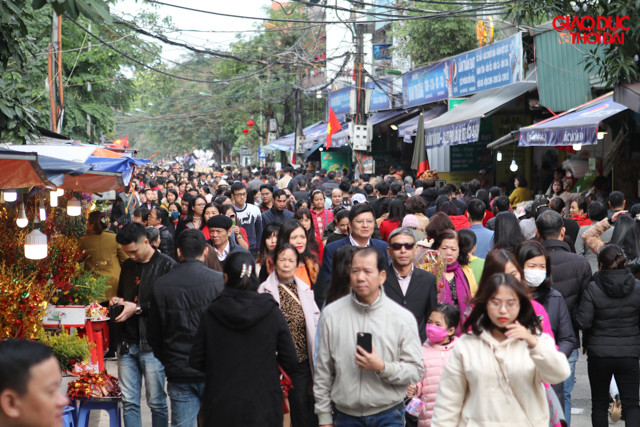 Về trưa, lượng người đến cầu may tăng lên nhanh chóng. Bên cạnh cầu may mắn, đi phủ Tây Hồ cầu tài lộc cũng là mục đích của nhiều du khách khi đến nơi đây.