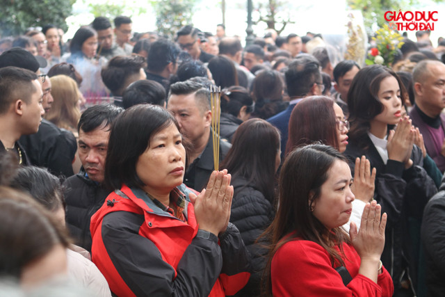 Không thể chen chân vào trong điện chính, nhiều người đứng từ xa bái vọng.