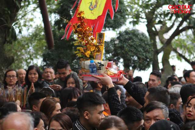 Bên trong khuôn viên Phủ Tây Hồ lượng người quá đông, nhiều người phải đưa cao lễ qua đầu để có thể di chuyển.