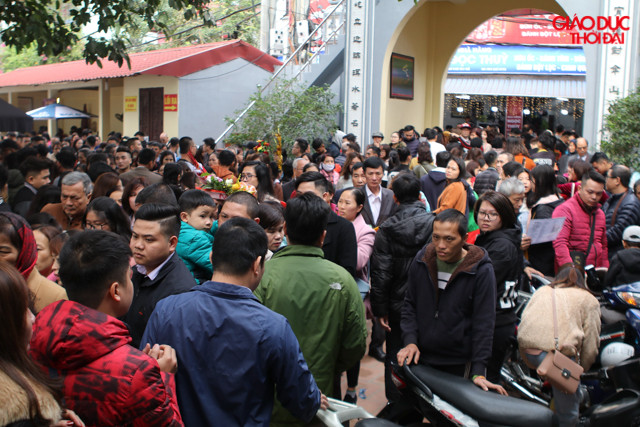 Các tuyến đường vào phủ ken chặt người.