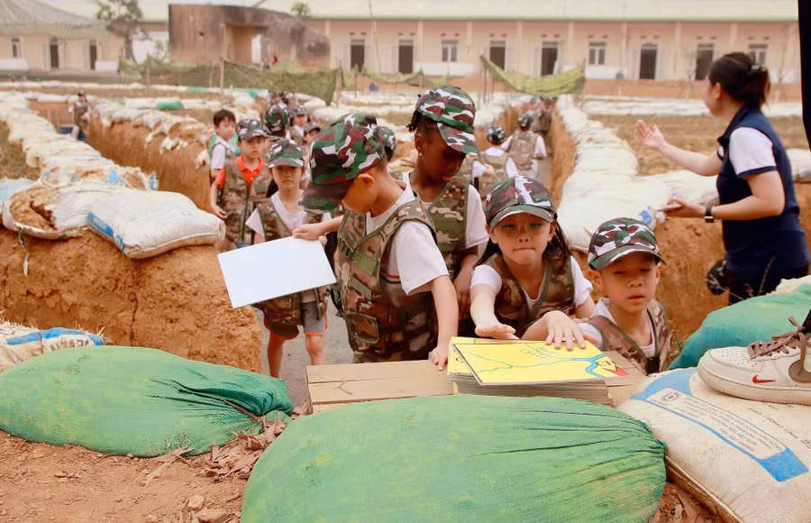 Học sinh thích thú với trải nghiệm với giao thông hào.