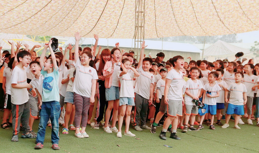 Học sinh hào hứng với các hoạt động trải nghiệm.