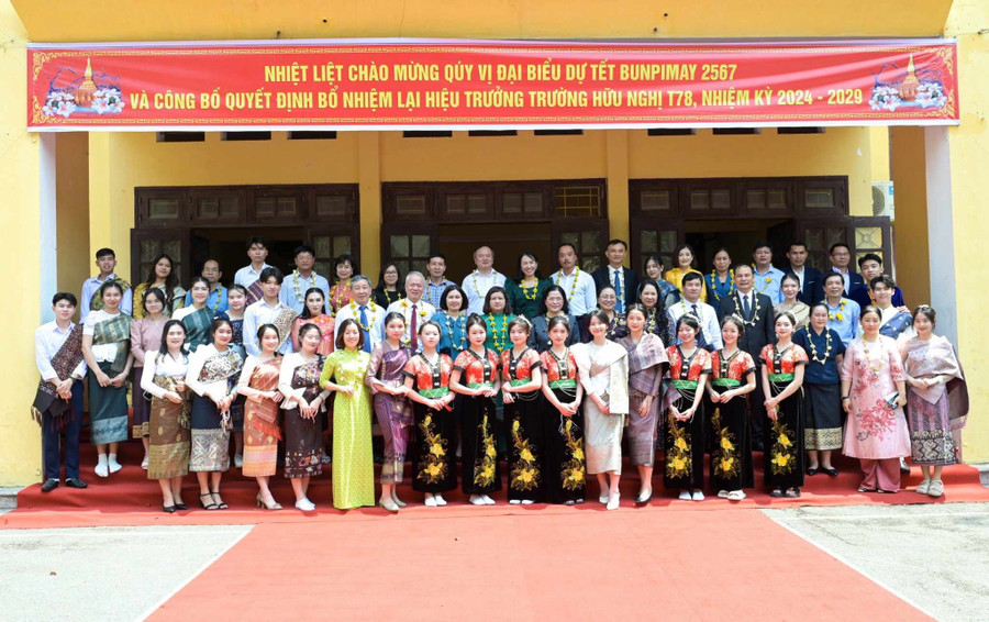 Các đại biểu và lưu học sinh Lào của trường chụp ảnh lưu niệm sau buổi lễ.