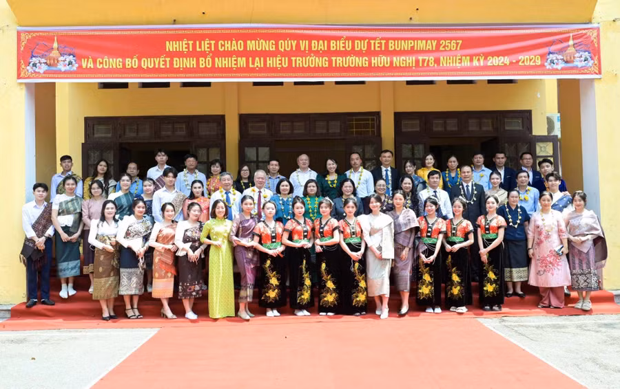 Các đại biểu và lưu học sinh Lào của trường chụp ảnh lưu niệm sau buổi lễ.