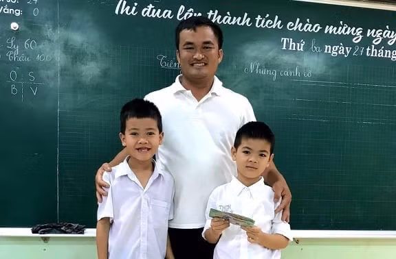 Anh Võ Trung Thành nhận lại số tiền từ em Hoàng Văn Lương Bảo và Trần Lê Đại Thành lớp 1B.