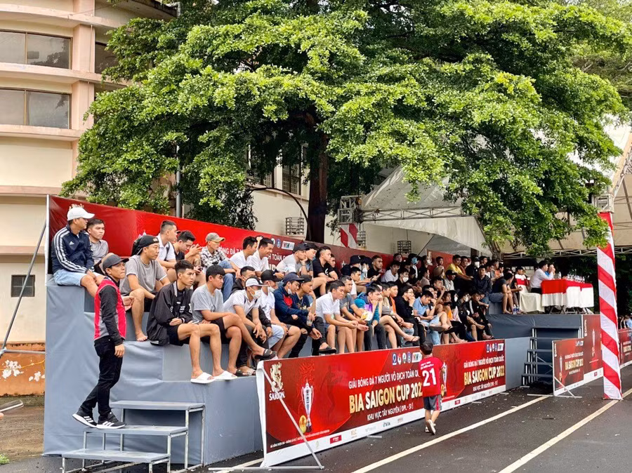 Khán giả phố núi chăm chú theo dõi các trận đấu tại giải.