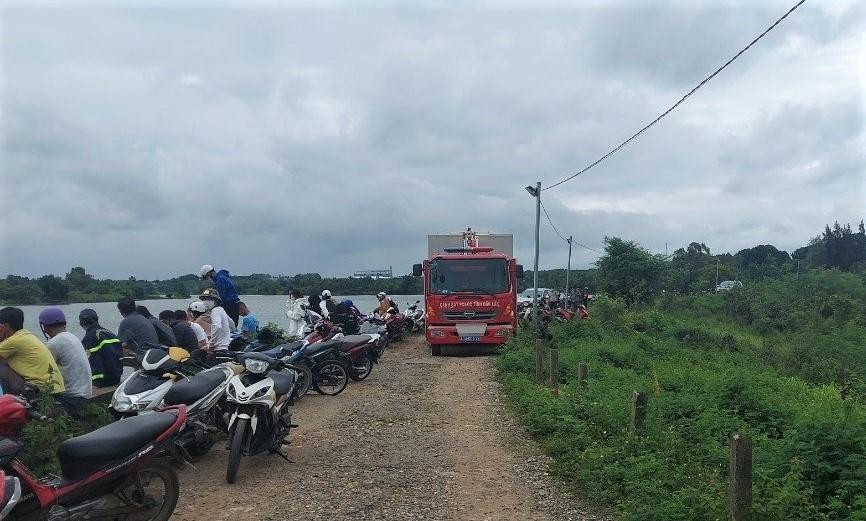 Lực lượng chức năng và người dân tham gia tìm kiếm thi thể 2 bé gái bị đuối nước.