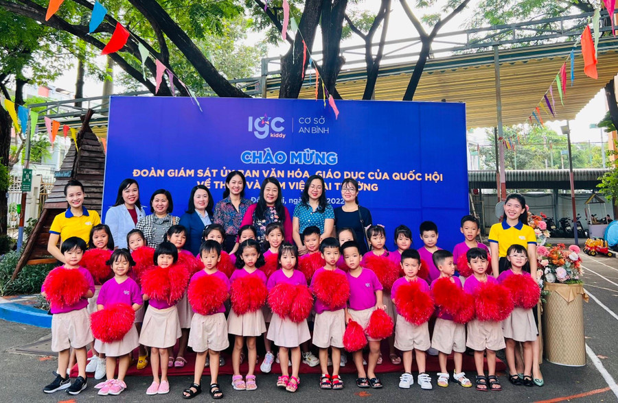 Các thành viên đoàn kiểm tra và các cháu cơ sở mầm non độc lập An Bình. Các thành viên đoàn kiểm tra và các cháu cơ sở mầm non độc lập An Bình.