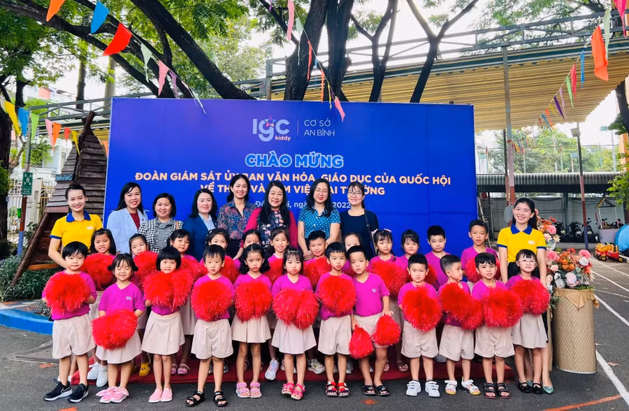 Các thành viên đoàn kiểm tra và các cháu cơ sở mầm non độc lập An Bình.