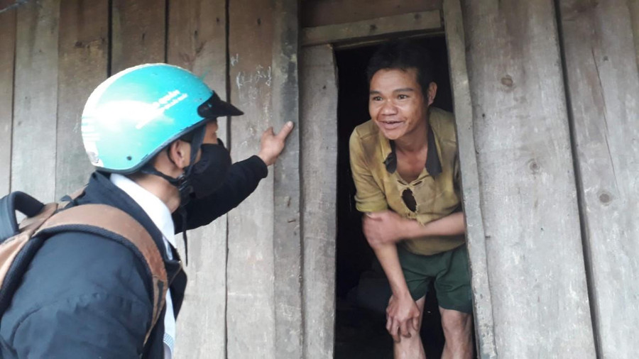 Giáo viên vùng sâu đến tận nhà vận động phụ huynh cho con, em ra lớp học chữ.