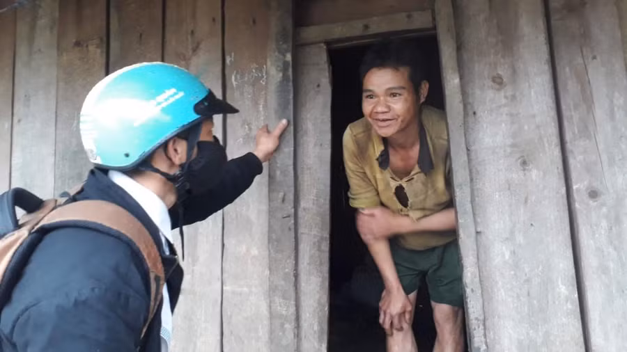 Giáo viên vùng sâu đến tận nhà vận động phụ huynh cho con, em ra lớp học chữ.