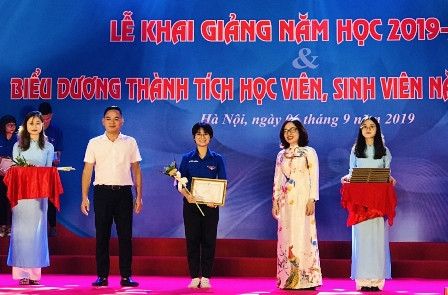 Tặng bằng khen cho cán bộ hoạt động Đoàn. Tặng bằng khen cho cán bộ hoạt động Đoàn.