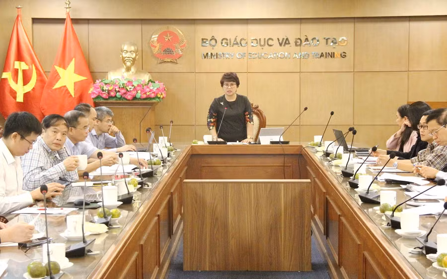  PGS.TS Nguyễn Thu Thủy – Vụ trưởng Vụ Giáo dục Đại học (Bộ GD&ĐT) chủ trì Tọa đàm.