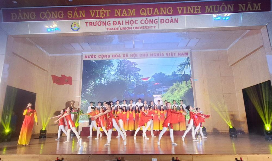 Văn nghệ chào mừng. Văn nghệ chào mừng.