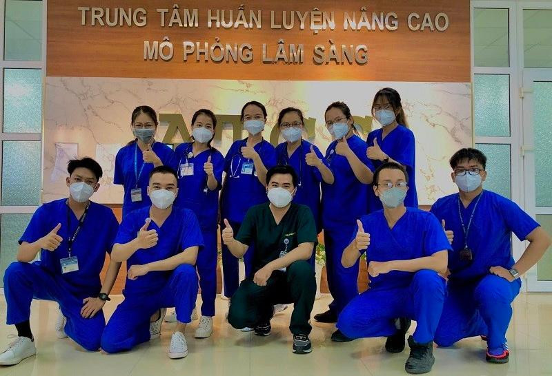 Lê Huỳnh Tâm - sinh viên năm cuối Trường ĐH Y Dược TP Hồ Chí Minh (ngoài cùng bên trái) tham gia các hoạt động tình nguyện. Ảnh: NVCC Lê Huỳnh Tâm - sinh viên năm cuối Trường ĐH Y Dược TP Hồ Chí Minh (ngoài cùng bên trái) tham gia các hoạt động tình nguyện. Ảnh: NVCC