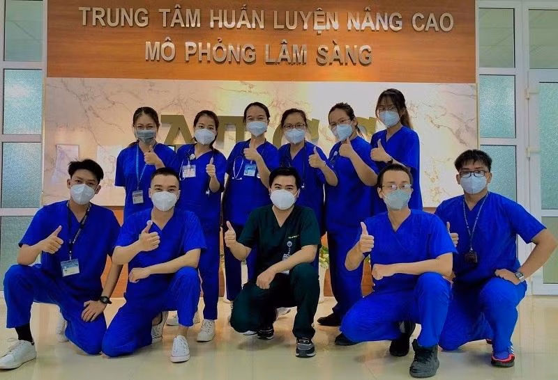 Lê Huỳnh Tâm - sinh viên năm cuối Trường ĐH Y Dược TP Hồ Chí Minh (ngoài cùng bên trái) tham gia các hoạt động tình nguyện. Ảnh: NVCC