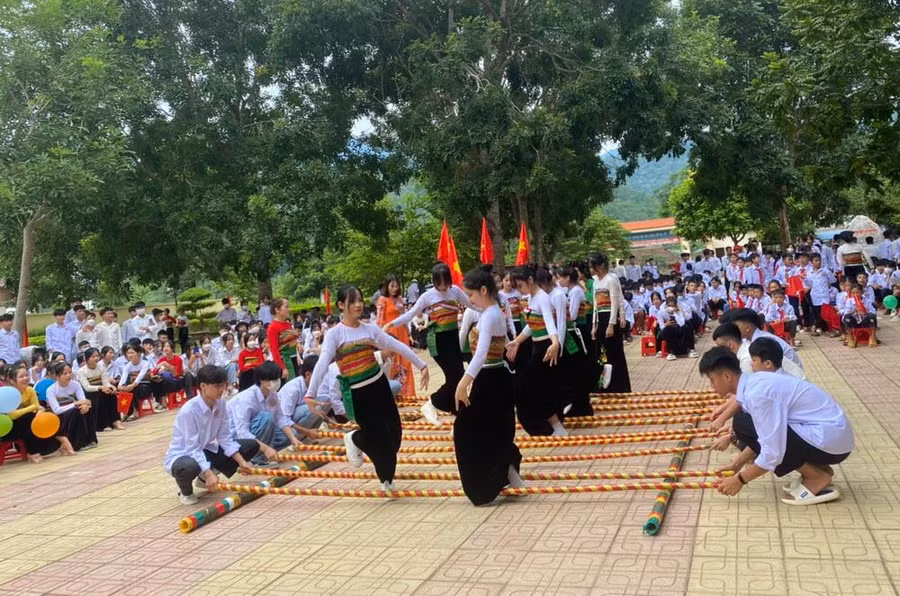 Trường THCS &amp; THPT Bá Thước tăng cường các hoạt động ngoại khóa nhằm giúp học sinh tránh xa các tệ nạn xã hội, trong đó có phòng chống tác hại của các loại thuốc lá. Ảnh: NTCC.