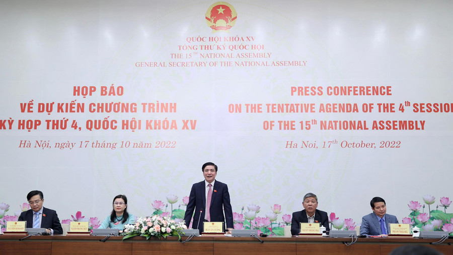 Tổng Thư ký Quốc hội, Chủ nhiệm Văn phòng Quốc hội Bùi Văn Cường phát biểu tại buổi họp báo về dự kiến Chương trình Kỳ họp thứ 4, Quốc hội khóa XV - chiều 17/10. Tổng Thư ký Quốc hội, Chủ nhiệm Văn phòng Quốc hội Bùi Văn Cường phát biểu tại buổi họp báo về dự kiến Chương trình Kỳ họp thứ 4, Quốc hội khóa XV - chiều 17/10.