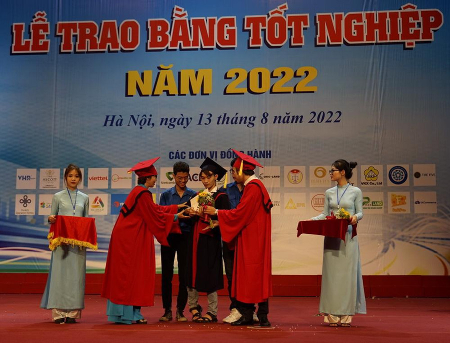 Một sinh viên khuyết tật được nhà trường trao bằng tốt nghiệp và tặng hoa chúc mừng - cho thấy triết lý “Mở cơ hội học tập cho mọi người” Một sinh viên khuyết tật được nhà trường trao bằng tốt nghiệp và tặng hoa chúc mừng - cho thấy triết lý “Mở cơ hội học tập cho mọi người”