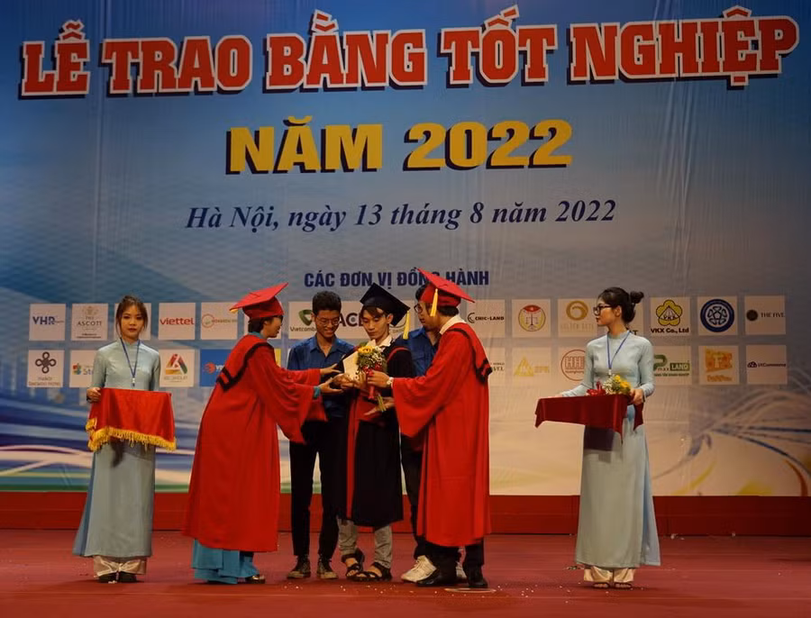 Một sinh viên khuyết tật được nhà trường trao bằng tốt nghiệp và tặng hoa chúc mừng - cho thấy triết lý “Mở cơ hội học tập cho mọi người”