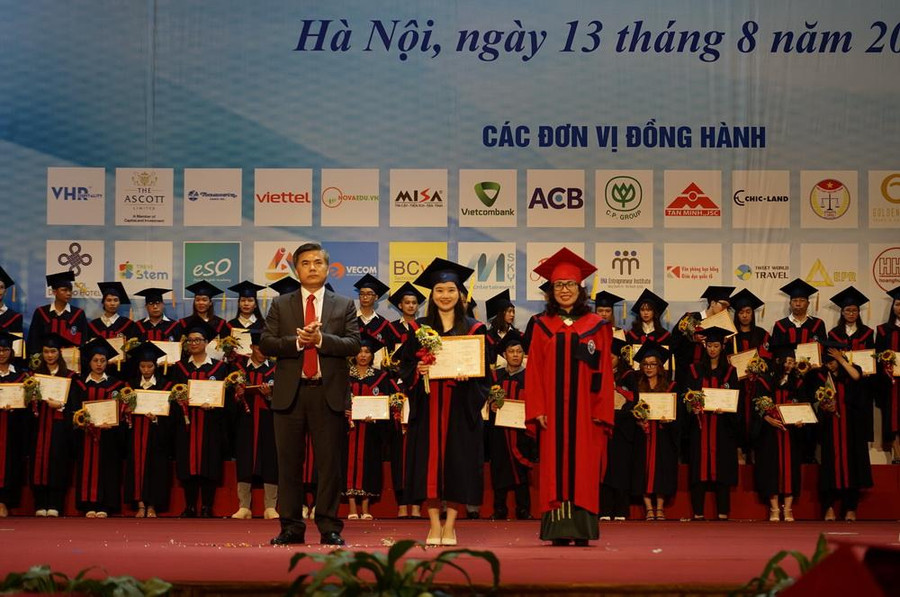 PGS.TS Nguyễn Thị Nhung – Hiệu trưởng Trường ĐH Mở Hà Nội và ông Bùi Văn Linh - Giám đốc Trung tâm Hỗ trợ đào tạo và Cung ứng nhân lực (Bộ GD&ĐT) trao bằng tốt nghiệp cho các tân cử nhân PGS.TS Nguyễn Thị Nhung – Hiệu trưởng Trường ĐH Mở Hà Nội và ông Bùi Văn Linh - Giám đốc Trung tâm Hỗ trợ đào tạo và Cung ứng nhân lực (Bộ GD&ĐT) trao bằng tốt nghiệp cho các tân cử nhân