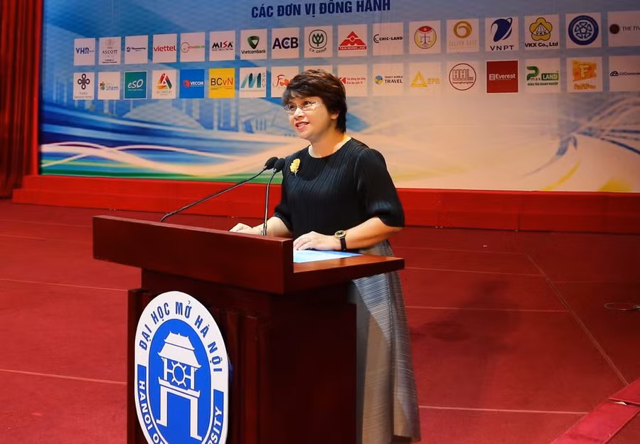 PGS.TS Nguyễn Thu Thủy - Vụ trưởng Vụ Giáo dục đại học phát biểu tại buổi Lễ