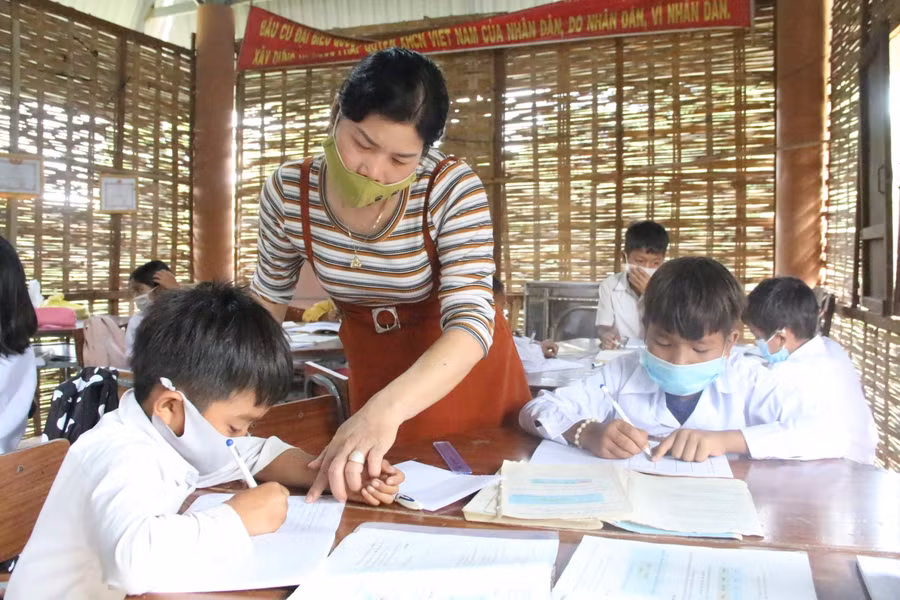 Không có đủ điều kiện học trực tuyến, giáo viên tại Kon Tum dạy cho học sinh theo từng nhóm nhỏ ở nhà rông.