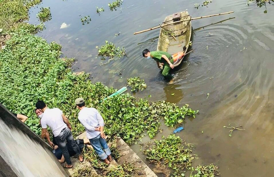 2 chiến sỹ công an phối hợp cùng người dân cứu thành công người nhảy cầu tự tử.