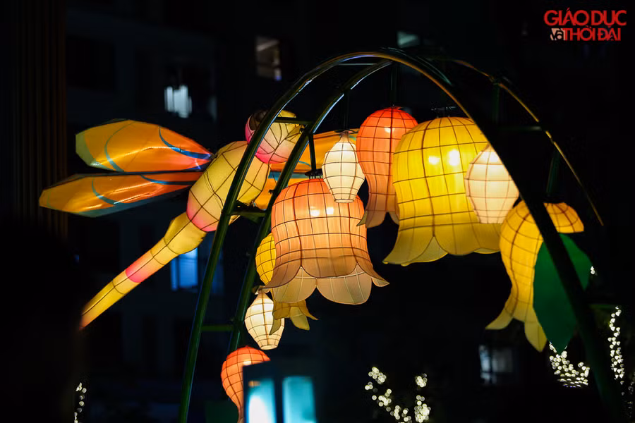 Những bông hoa, những con vật khổng lồ được các bạn nhỏ rất tò mò.