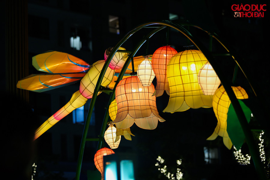 Những bông hoa, những con vật khổng lồ được các bạn nhỏ rất tò mò.