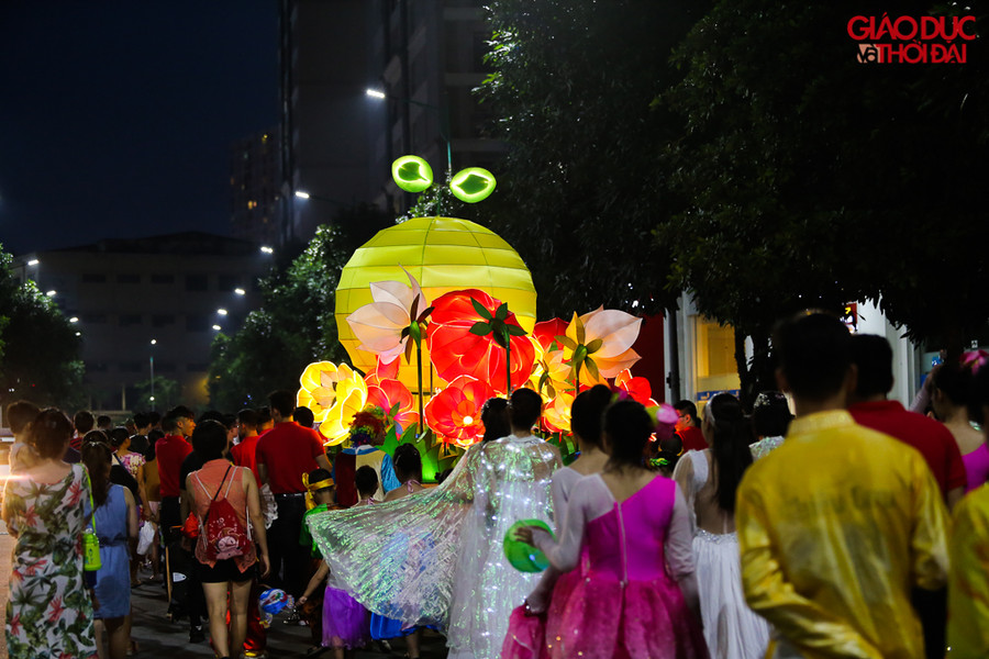 Mở màn đêm Trung thu với màn rước đèn khổng lồ khiến không chỉ trẻ nhỏ mà cả những người lớn cũng vô cùng thích thú.