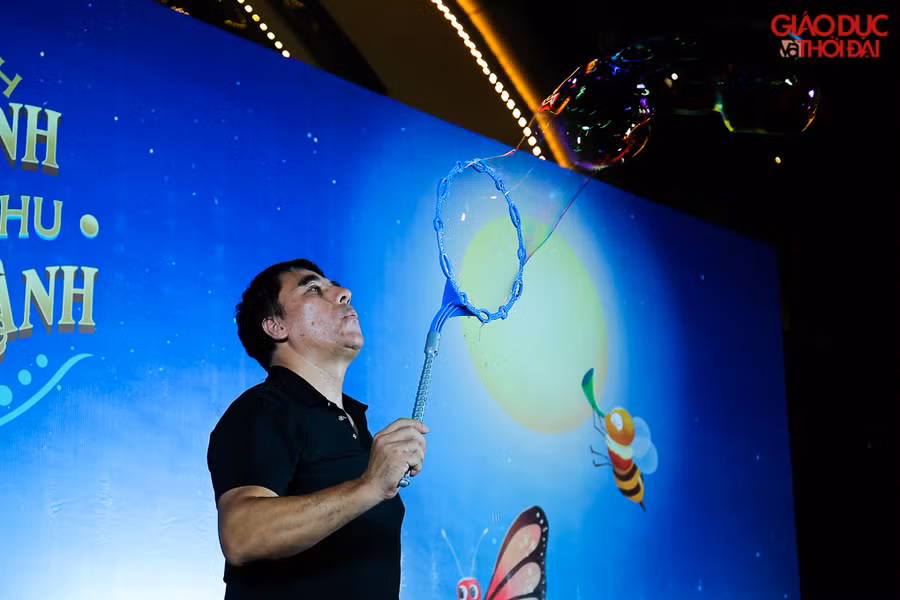 Màn biểu diễn ấn tượng của nghệ sĩ bong bóng Fan Yang đã làm tất cả các bạn nhỏ vô cùng thích thú.