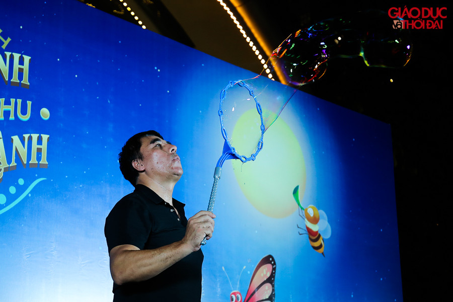 Màn biểu diễn ấn tượng của nghệ sĩ bong bóng Fan Yang đã làm tất cả các bạn nhỏ vô cùng thích thú.