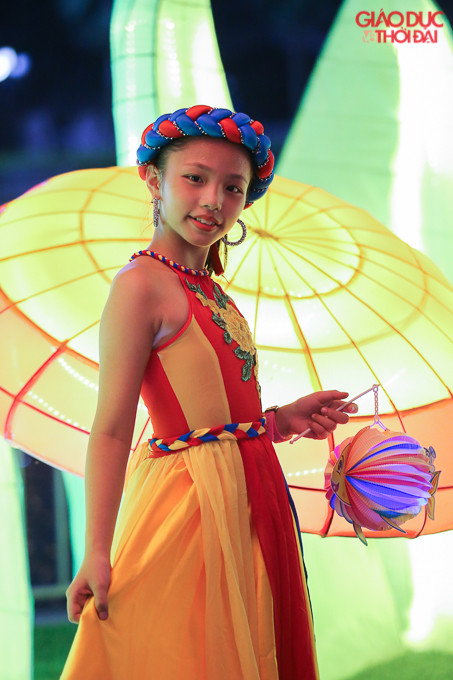 Nhiều bạn nhỏ với trang phục lộng lẫy trong đêm Trung thu.