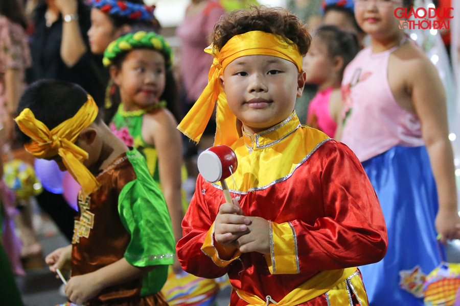 Trung thu cùng cơn mưa bong bóng thần kỳ của nghệ sĩ Fan Yang ảnh 2