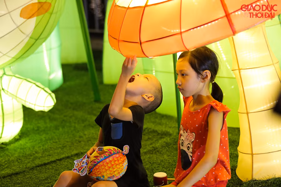 Vườn địa đàng với những cây nấm khổng lồ được nhiều bạn nhỏ chọn làm địa điểm vui chơi.