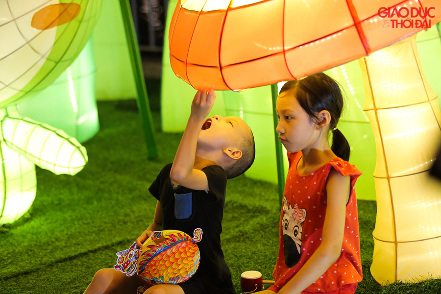 Vườn địa đàng với những cây nấm khổng lồ được nhiều bạn nhỏ chọn làm địa điểm vui chơi.