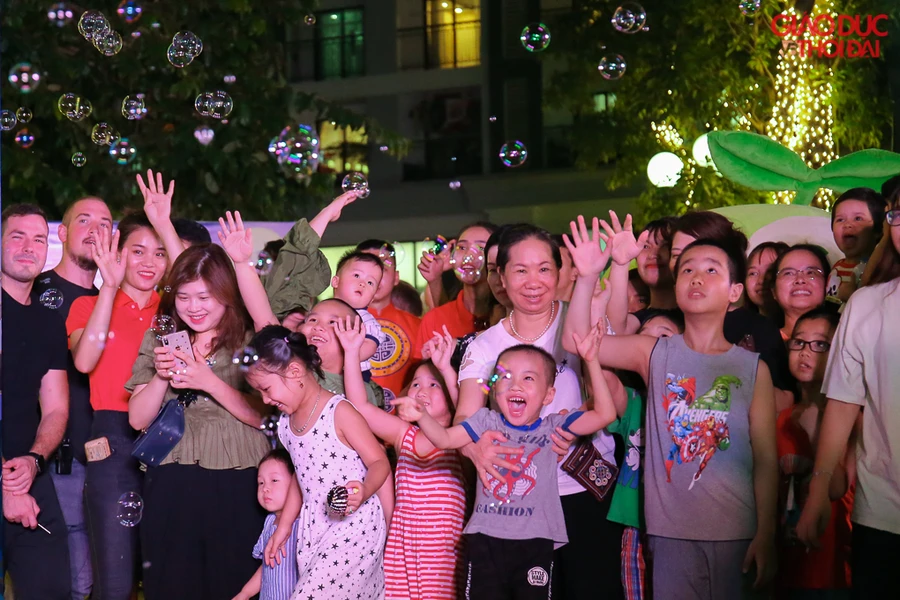 Hàng trăm bạn nhỏ thích thú với con mưa bong bóng trong đêm Trung thu.