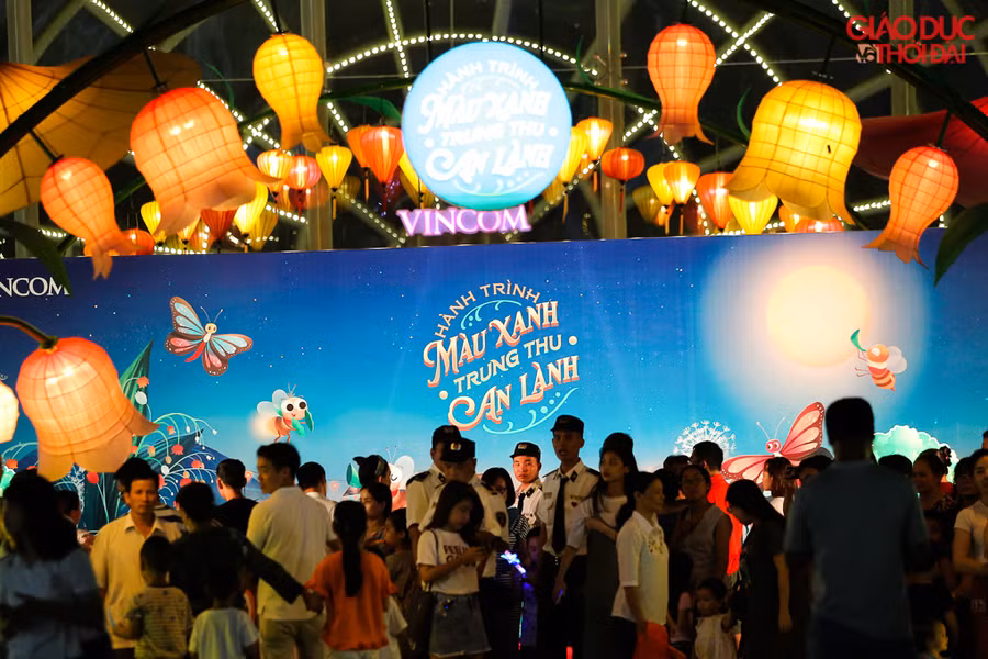 Khu vườn khổng lồ với đầy ánh sáng lung linh.