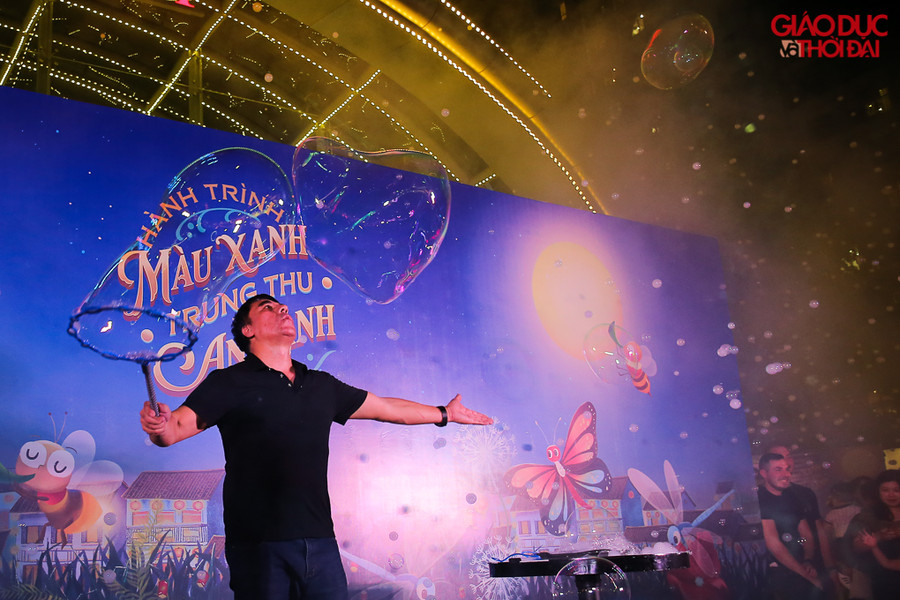 Cơn mưa bong bóng được nghệ sĩ Fan Yang tạo ra trong đêm Trung thu tại Times City.