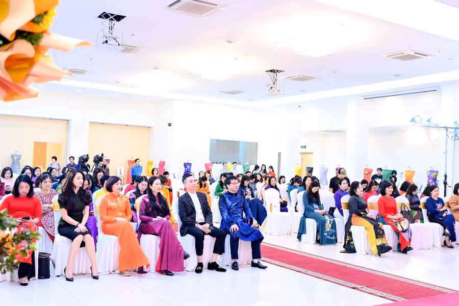 Các đại biểu dự chương trình.