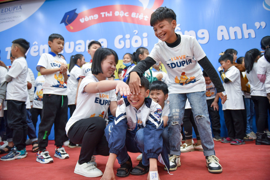 Các em trải qua các phần thi nghe, đọc, viết với kiến thức tiếng Anh tiểu học kết hợp với kiến thức liên môn, kiến thức xã hội. Các em trải qua các phần thi nghe, đọc, viết với kiến thức tiếng Anh tiểu học kết hợp với kiến thức liên môn, kiến thức xã hội.